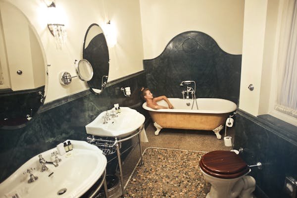 Salle de bain moderne en travertin : élégance et durabilité